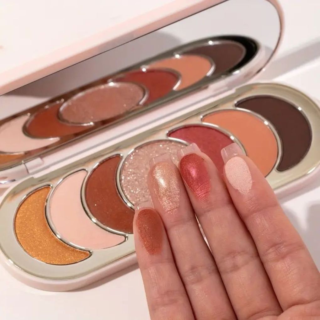 Oplenza Easy Glam Eyeshadow Palette "Gold Time" the best eyeshadow palette showcasing the color pay-off, Shimmer, Matte, Matallic, Duo-Chrome