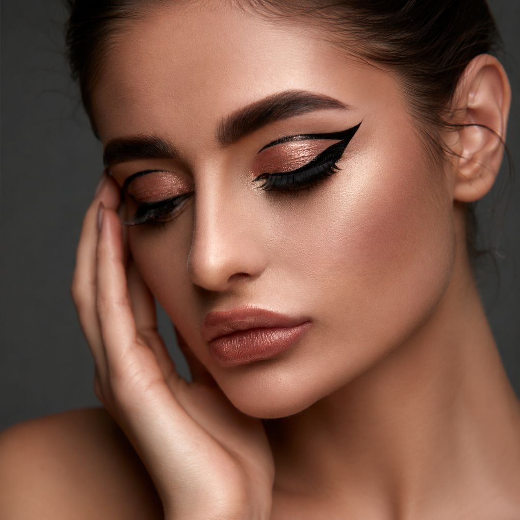 Model wearing Oplenza Perfect Strokes Liquid Eyeliner with a sharp black wing, Cotton , Brush