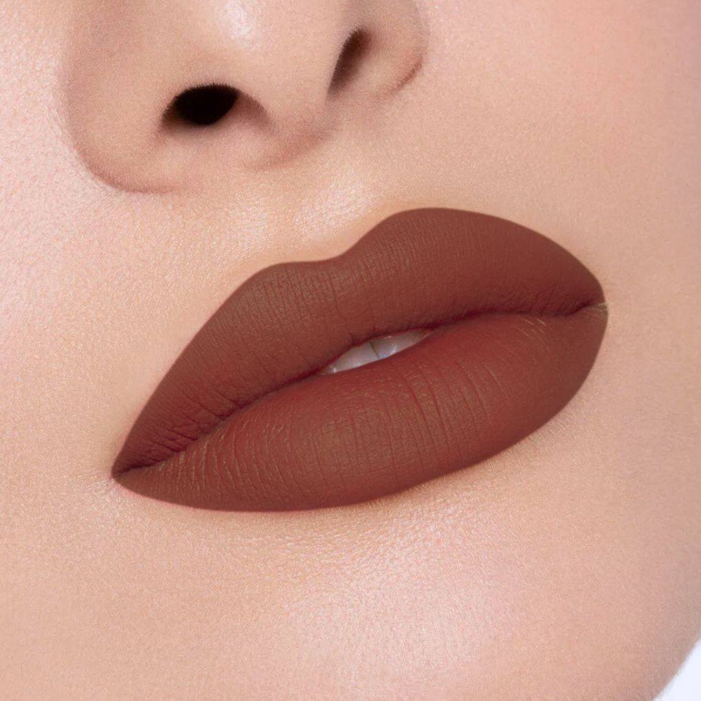 Close-up of the best creamy and moist-matte lipstick applied on lips in shade 13 Ground Rules