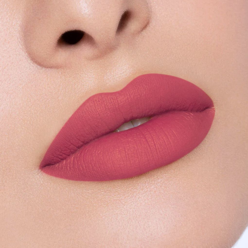 Close-up of a soft confortable and moist-matte lipstick applied on lips in shade 12 Say Less