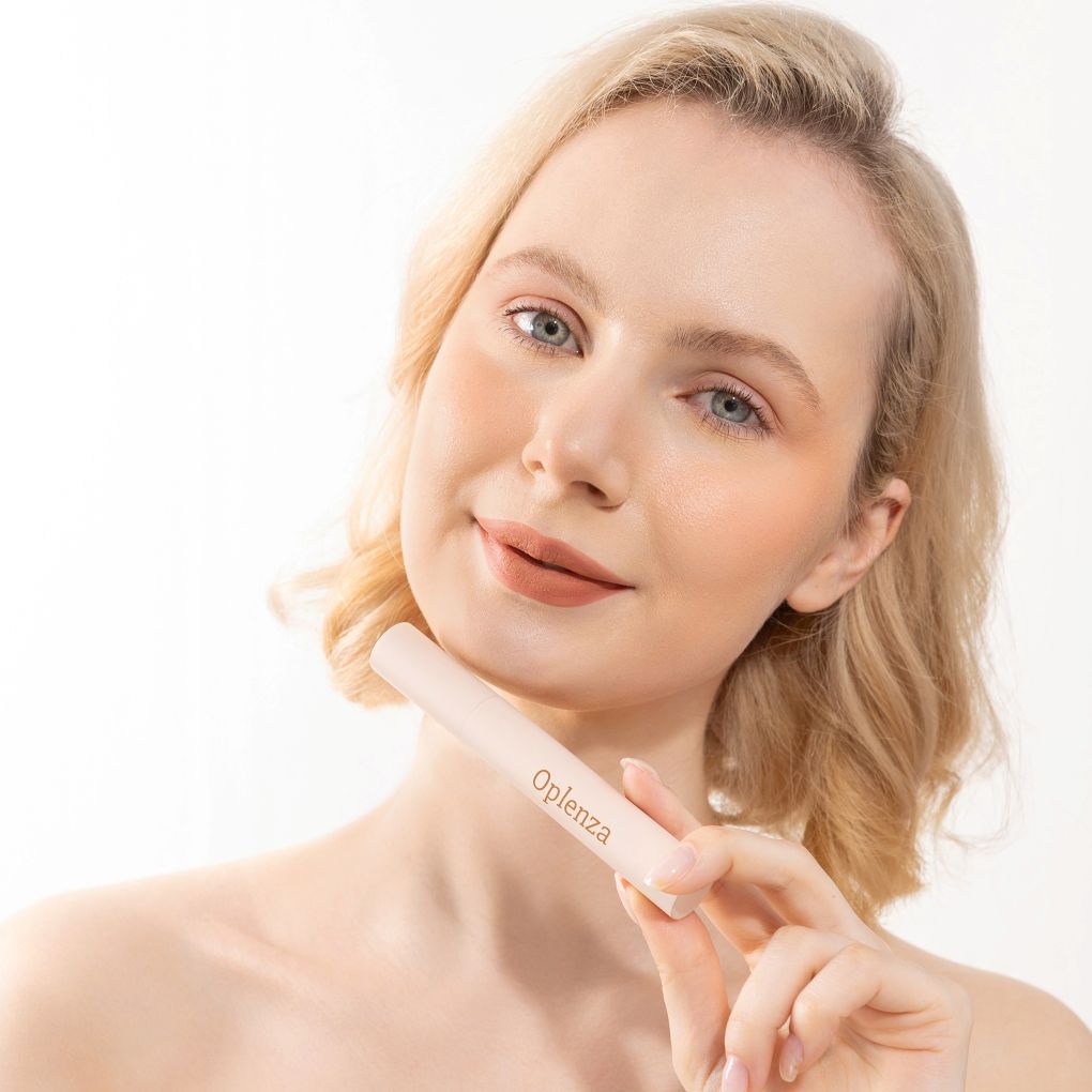 Woman presenting and wearing oplenza cruelty free lengthening and volumizing mascara 
